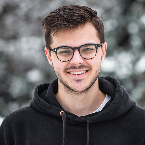 Porträt einer UX-Design-Lehrkraft mit Fokus auf Nutzerforschung und Informationsarchitektur