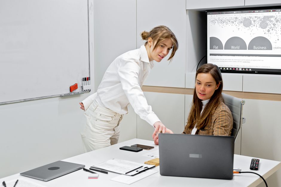 Porträt eines UI-Design Mentors in der UX/UI Design Ausbildung